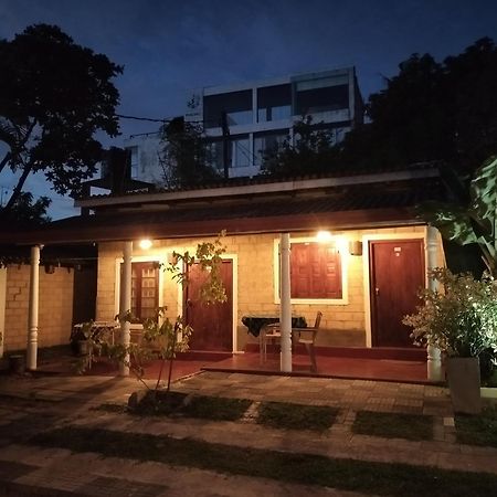 Nancy Guest Hotel Mirissa Bagian luar foto